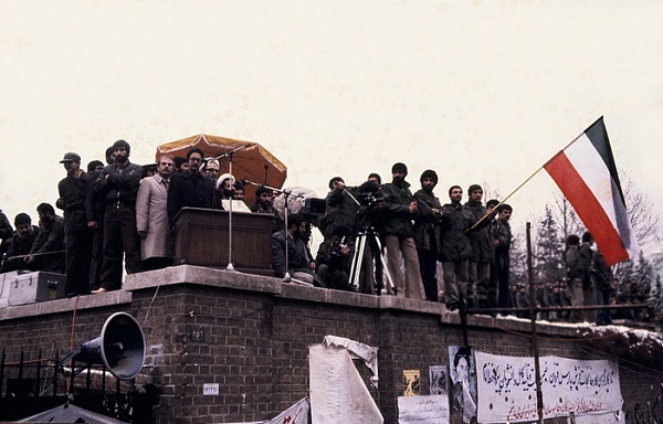 پرونده:Banisadr and the early flag of Iran.jpg