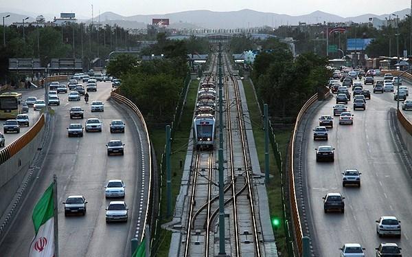 پرونده:Mashhad Metro - passing mellat park station.jpeg