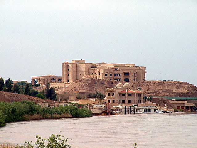 پرونده:Tikrit Palace.jpg