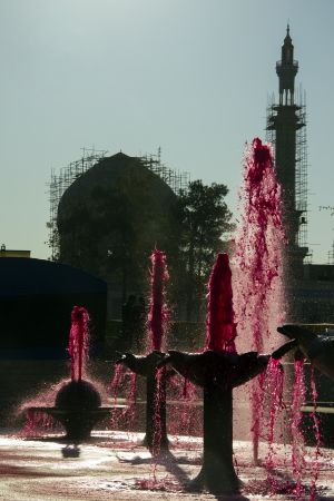 عکس از قرمز کردن رنگ آب فواره‌های شهر قم به نشانه عزا و سوگواری در ماه محرم، برای حسین ابن علی