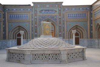 نمایی از درب ورودی کتابخانه آستان قدس رضوی