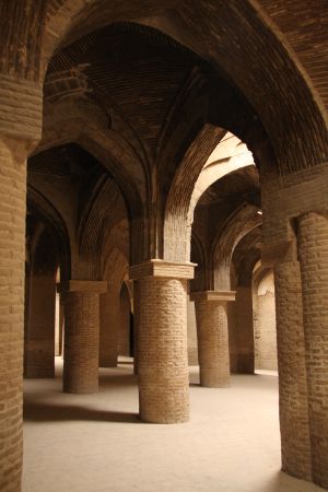 ستون های داخل مسجد جامع.jpg