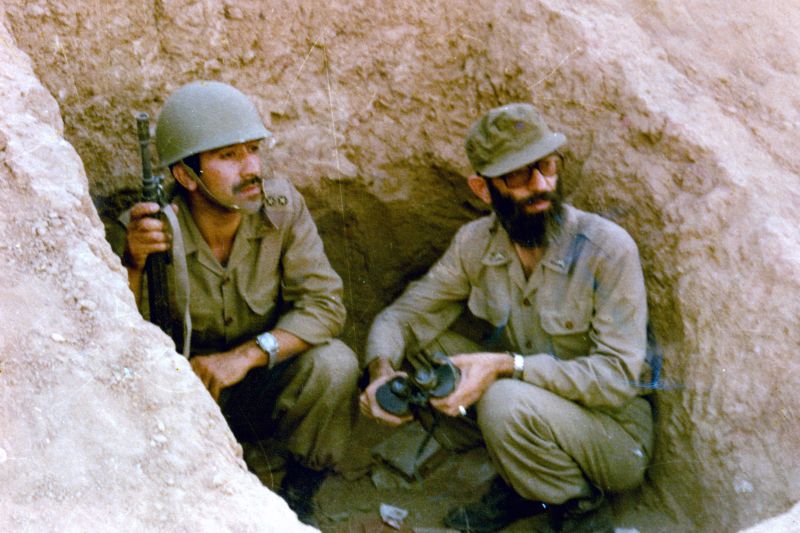 پرونده:Ali Khamenei (right) in trench during Iran-Iraq war.jpg