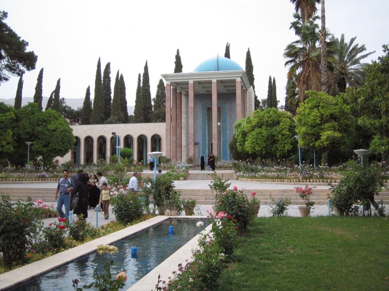 پرونده:Aramgah-e-saadi shiraz.jpg