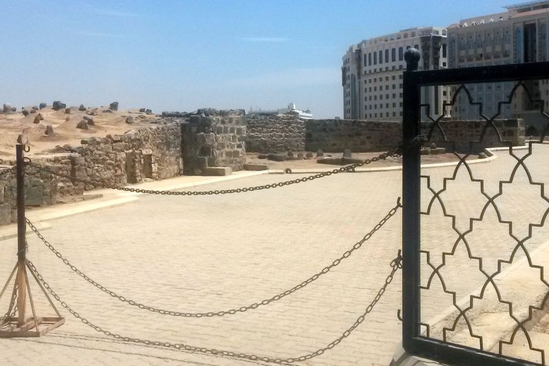 پرونده:Baqi 4Imams&Abbas crop.jpg