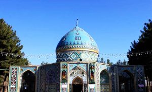 نمایی از گنبد سبز محل دفن فضل بن شاذان