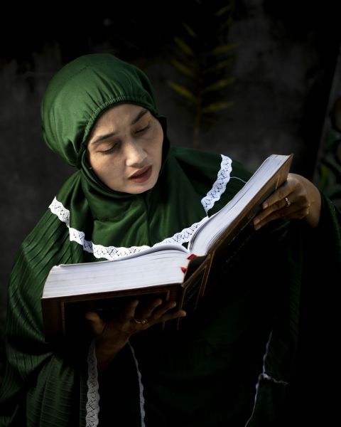 پرونده:Membaca kitab suci.jpg