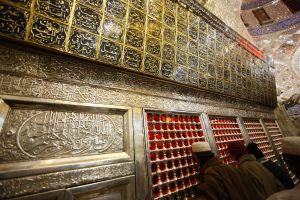 نمایی از ضریحی در حرم امام حسین که به محل دفن کشتگان نبرد کربلا اختصاص دارد