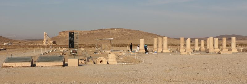 پرونده:Private Palace, Pasargadae.jpg