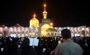 حضوری جمعی از زنان و مردان در صحنی از حرمهای امام رضا در حال قرائت زیارت
