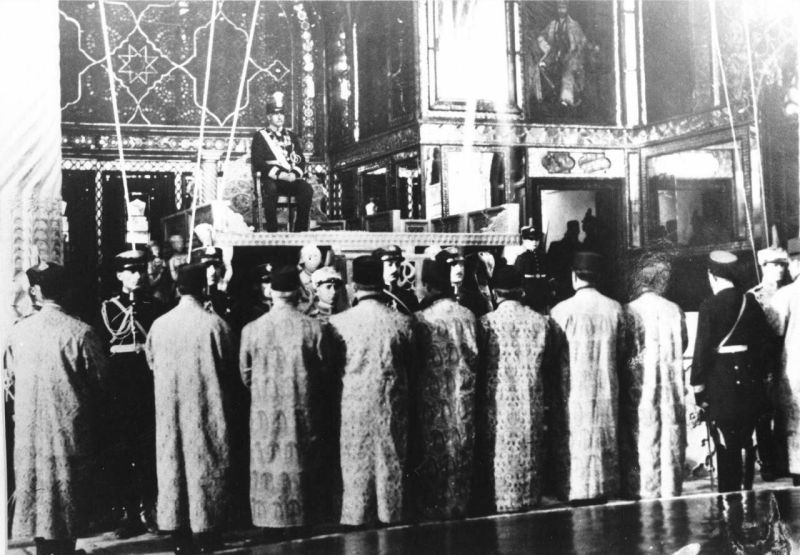 پرونده:Reza Shah takes the throne.jpg