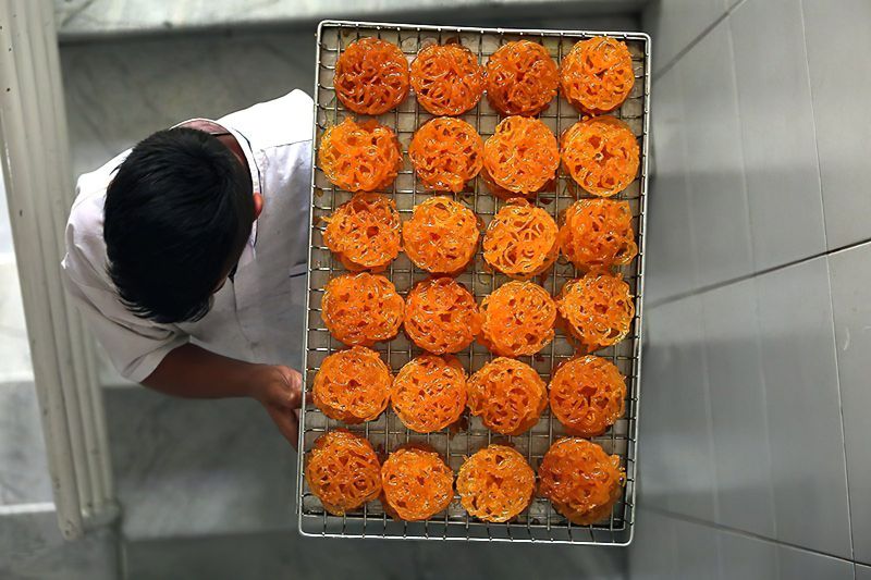 پرونده:Zalabya making in Qom.jpg